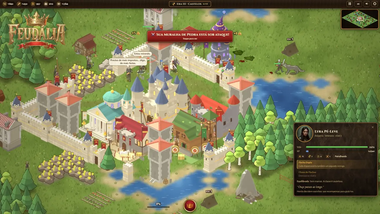 Tela do jogo: a capital murada vista do alto, com o castelo, as casas, as torres e os heróis pelas ruas.